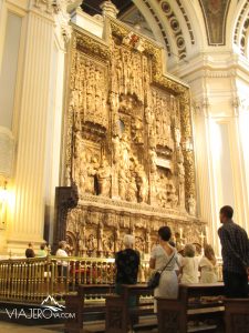piano gigante en el interior de la basílica Nuestra Señora del Pilar