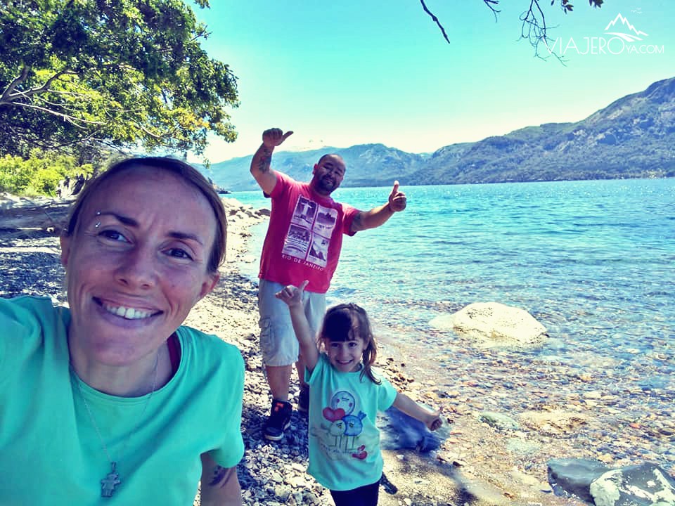 Familia en el Lago Traful mojando las patas