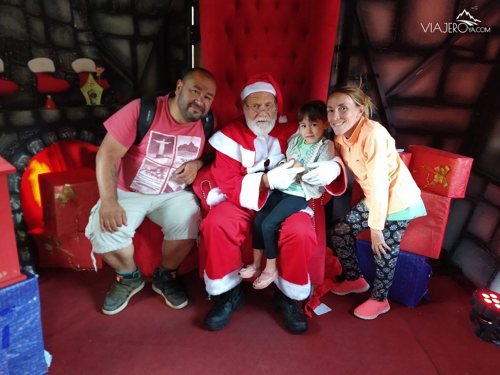 Foto en la casa de papa noél con papá noel Edu, Sara y Naty