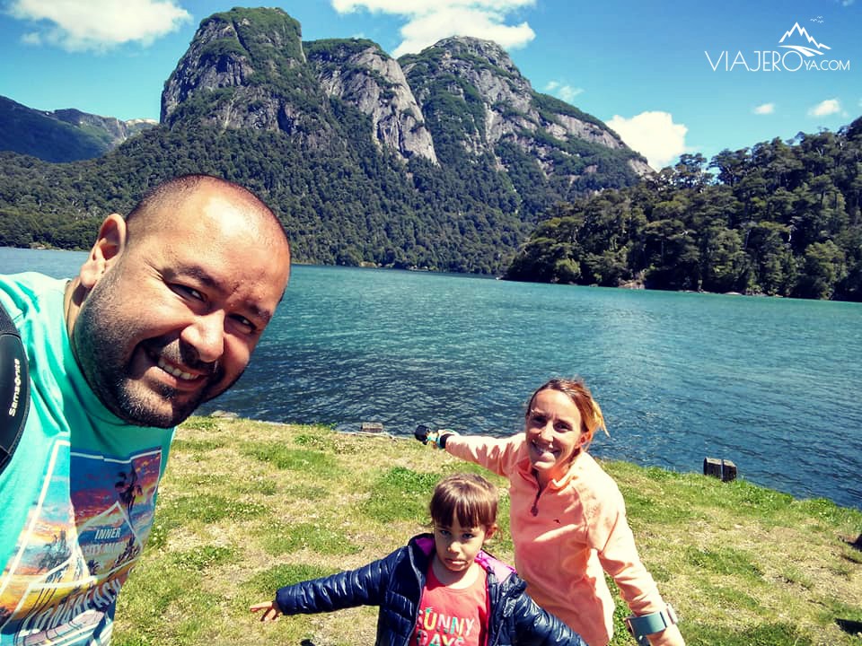 Edu, Sara y Naty con desembocadura del Lago Frías de fondo Edu, Sara y Naty con desembocadura del Lago Frías de fondo