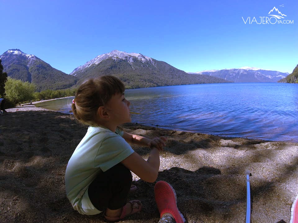 Sara observando la vista del Lago Traful